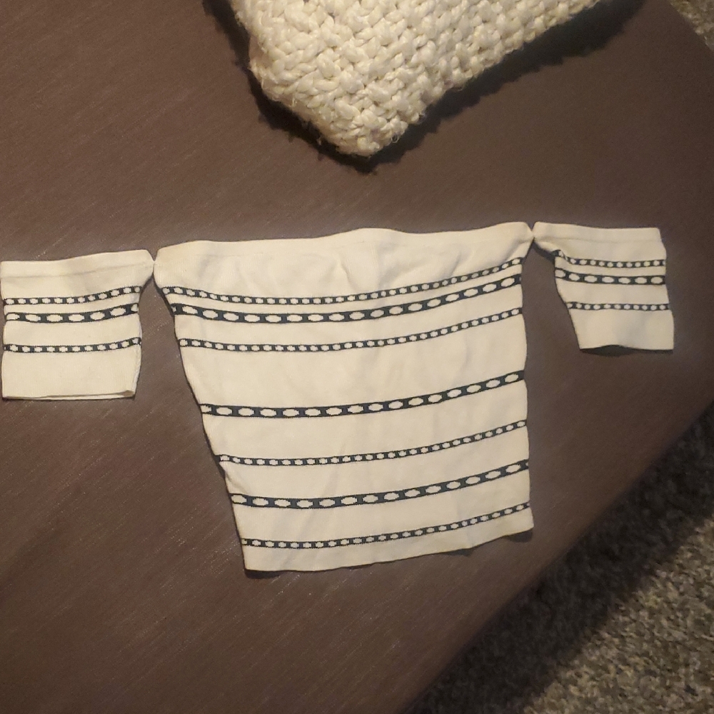 SO Cute GUESS OFF THR SHOULD TOP
